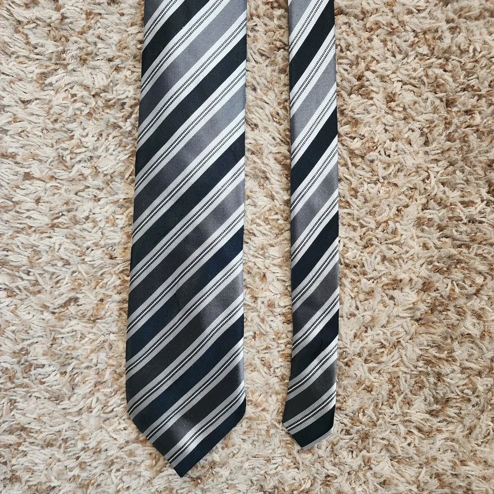Donald J. Trump Signature Collection Black Gray Striped Men‎ Silk Neck Tie